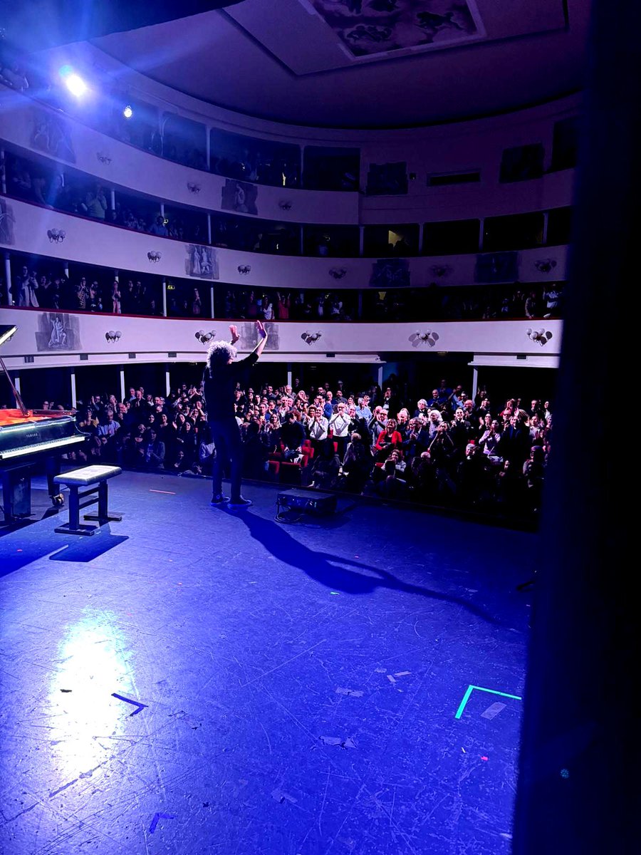 Sono incantato, 
al cospetto dell’immenso cuore di Taranto!
❤️

#stupore
#meraviglia
#nostalgia
#Taranto
#GiovanniAllevi
#AlleviBackOnStage
#AlleviPianoSoloTour
#FelicitàAlleviana