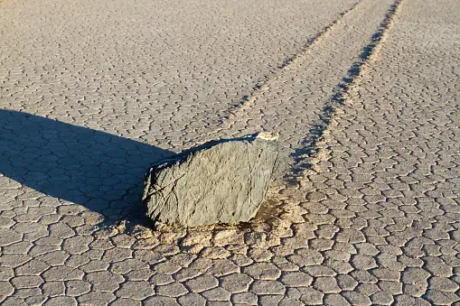 Sailing Stones: In Death Valley National Park, California, large rocks mysteriously glide across the desert floor, leaving long trails behind them. The phenomenon of these 'sailing stones' has puzzled researchers for decades. #SailingStones