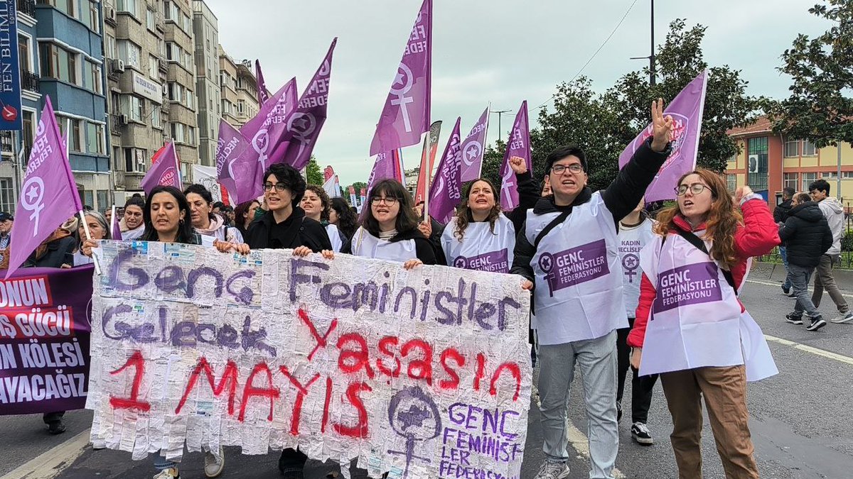 Genç feministler olarak Saraçhane'de buluştuk. Eşitlik için, özgürlük için, parasız eğitim için Taksim'e yürüyoruz! #HerYerTaksimHerYer1Mayıs