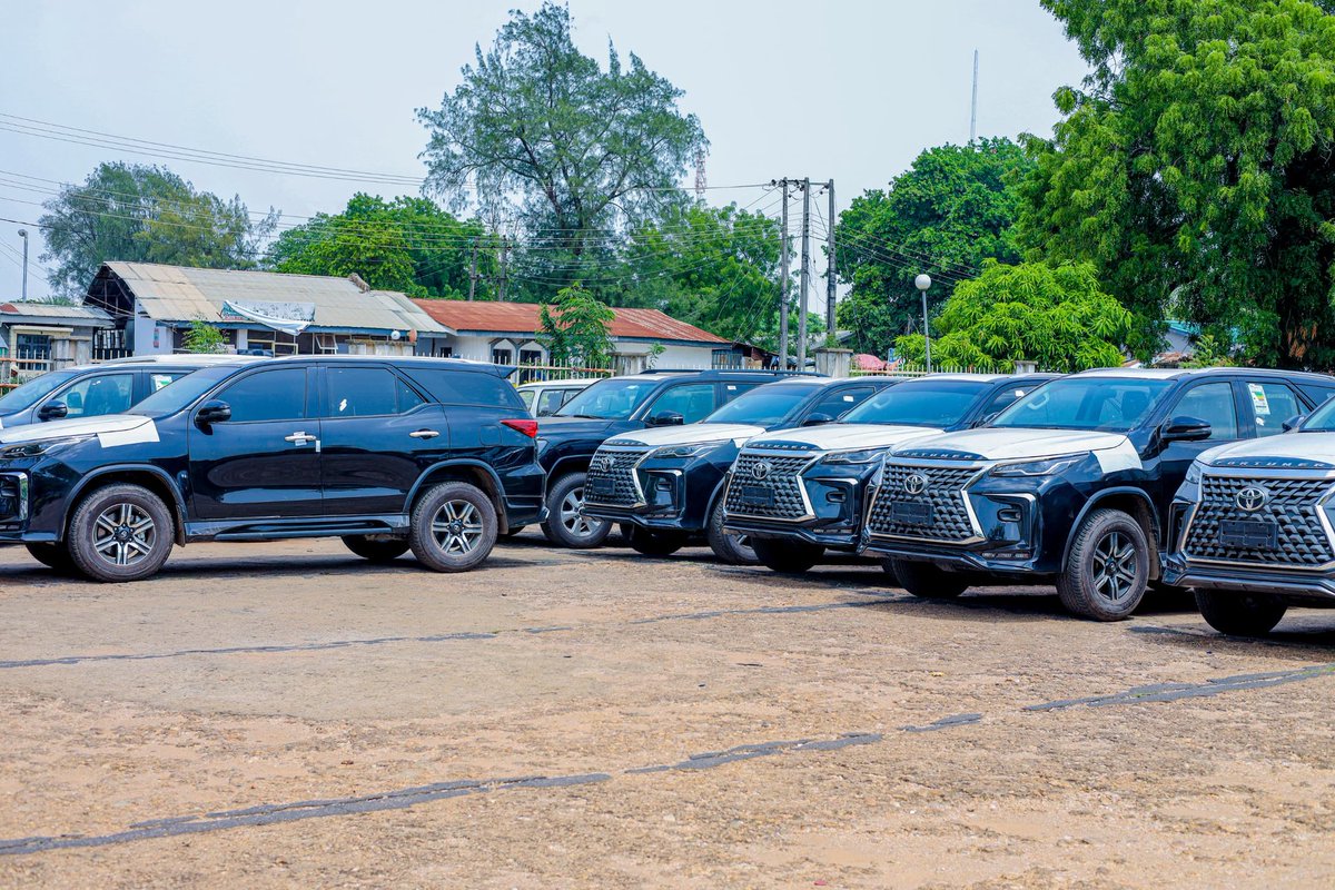 On Tuesday Gov. AbdulRazaq presented 11 top-of the range Toyota Fortuner Jeeps to the judges.

The Chief Judge, Hon. Justice Abiodun Ayodele Adebara also got a 2024 Toyota Land Cruiser for the use of his office.

NOTE: Five Jeeps earlier presented in Feb 2024.

#GreaterKwara