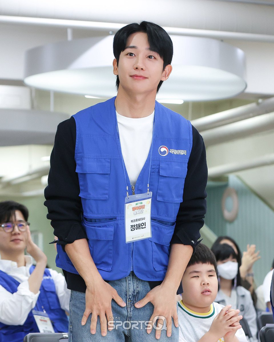 I stand upon the path of Joy and gratitude, that I share
enough love and attention to the blind children. My heart
is full of happiness on this day  I give them my love and
attention.

#JungHaeIn @ActorHaein