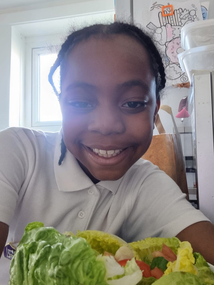 Great salad making afterschool club with the young growers @SurreySqSchool 🥒🍅🥬 Pupils get to take kits home and make fresh healthy salad with their families #foodeducation #enjoyment #growyourown #newskills #HealthyFood #confidence #wellbeing