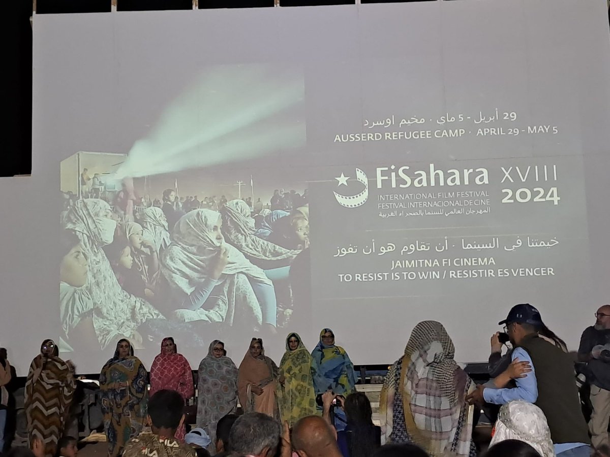 Empiezan a llegar las primeras imágenes del festival de cine saharaui que se celebra en los en uno de los campamentos de refugiados más antiguos del mundo (los saharauis) Disfruten de esta espectacular imagen que ya irán llegando más y mejor FiSahara 2024 👏🏻👏🏻😘😘❤️❤️❤️❤️❤️❤️❤️