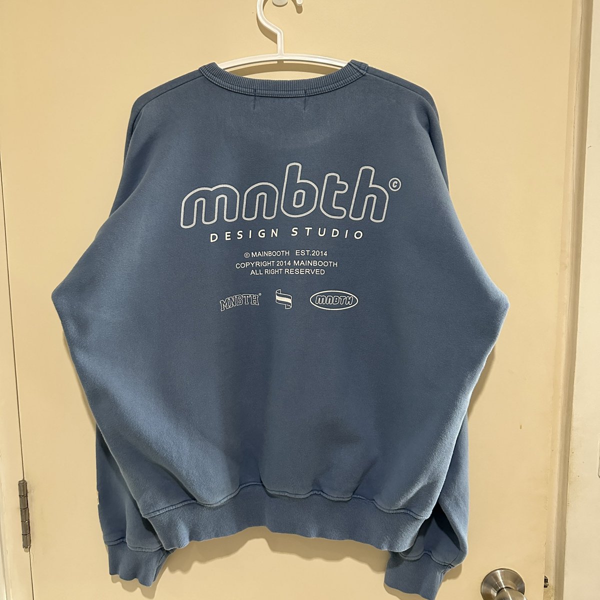 Mainbooth Sweatshirt(BLUE)
สีบลูฟ้าเข้มๆ ตัวใหญ่มพองๆ ทรงดีเลยค่ะ แบรนด์นี้มายากอยู่น้า  

♡  10/10
♡  Size : อก 56 ยาว 26
♡   Price : 190 บาท รส. 

#สเวตเตอร์เกาหลี #สเวตเตอร์เกาหลีมือสอง #โล้ะตู้ #ส่งต่อเสื้อผ้ามือสอง #ตลาดนัดไอดอล #ไอดอลใส่ #mainbooth #ตลาดนัดaespa