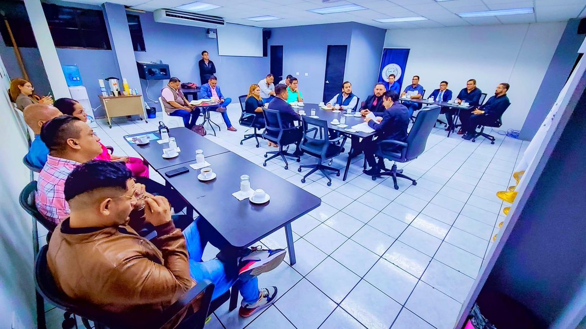 MarioVasquezSV's tweet photo. Este 1 de mayo a las 00:00 horas hemos iniciado el 1er concejo municipal del nuevo Municio de San Salvador Sur. Ponemos primero nuestra fe en Dios e iniciamos el servicio a la población de los distritos de San Marcos, Santo Tomas, Panchimalco, Rosario de Mora y Santiago Texacuangos.