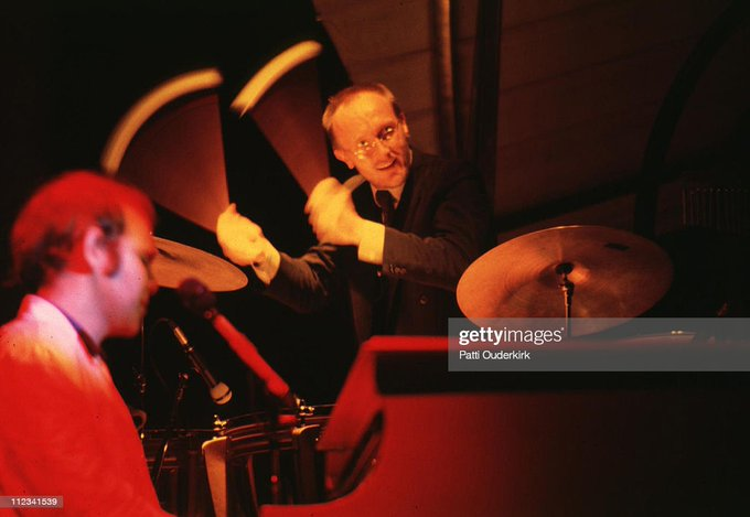 Frances21272855's tweet photo. Il #1maggio del 1979 Elton John è la prima rockstar occidentale a esibirsi in Israele, assieme al suo storico collaboratore e session man Ray Cooper 

  #Raycooper #almanaccomercury #EltonJohn https://t.co/HTj11y5OhE