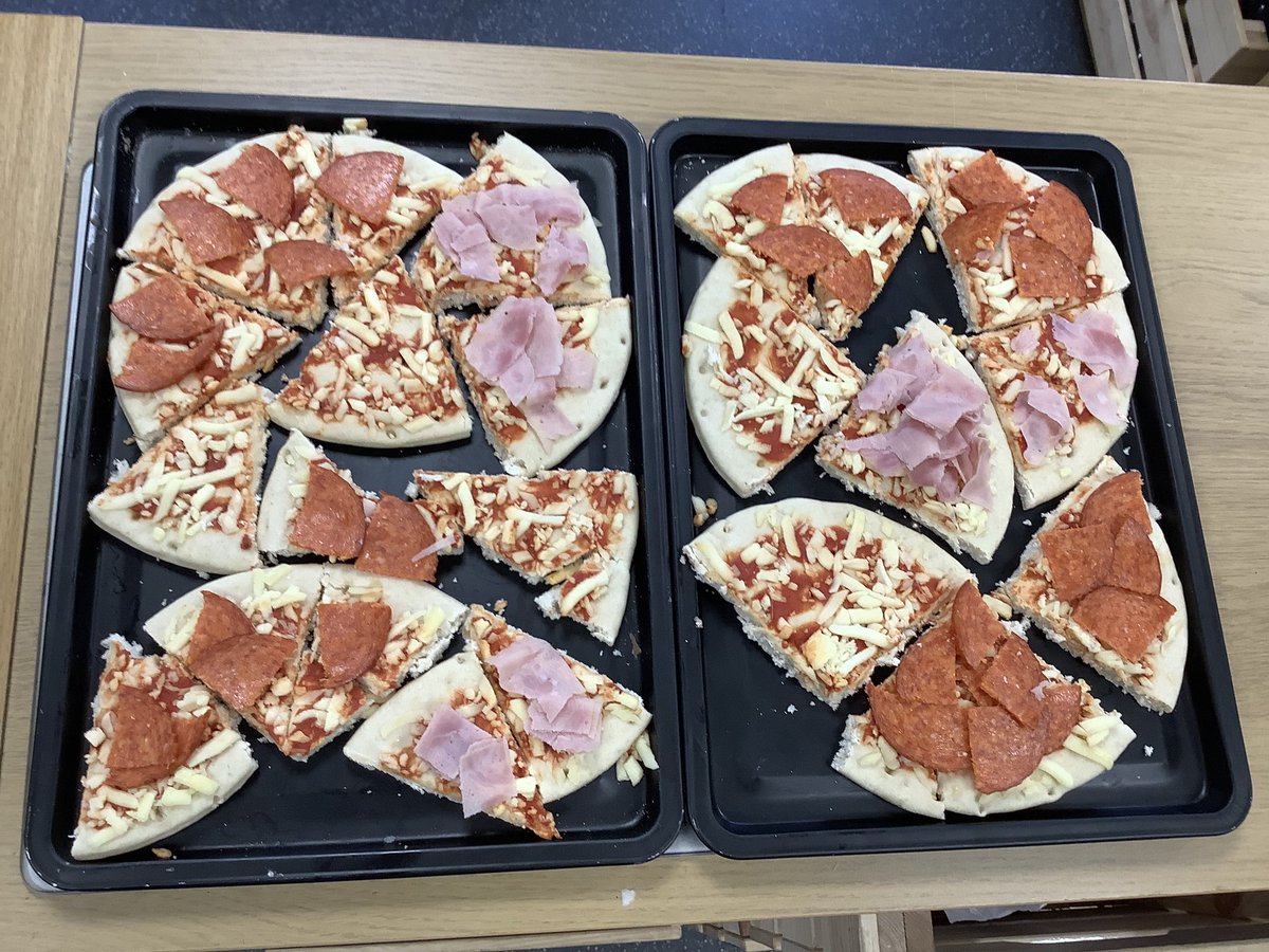 Dosbarth 8 enjoyed our fractions lesson using pizza and toppings, they really enjoyed it when they were cooked and could eat them mmmmmm @garntegprimary @MissSChanning95