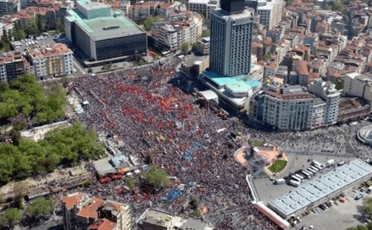 İstanbul’da sıkıyönetim gibi.! 1 Mayıs Emek Bayramı bir kez daha bayram gibi değil kavga günü gibi kutlanacak. Sadece Taksim Meydanı kapalı değil, oraya varma ihtimali olan her yer de kapalı, metrolar çalışmayacak, kaldırımda yürümek bile zor, şehrin merkezinde her yer bariyerli.