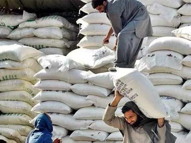 Amid accusations of illegal sale of sacks meant for wheat procurement in #Bahawalnagar district, the farmers are expressing apprehensions about their economic plight.

#FailedStatePakistan #PakistanEconomicCrisis