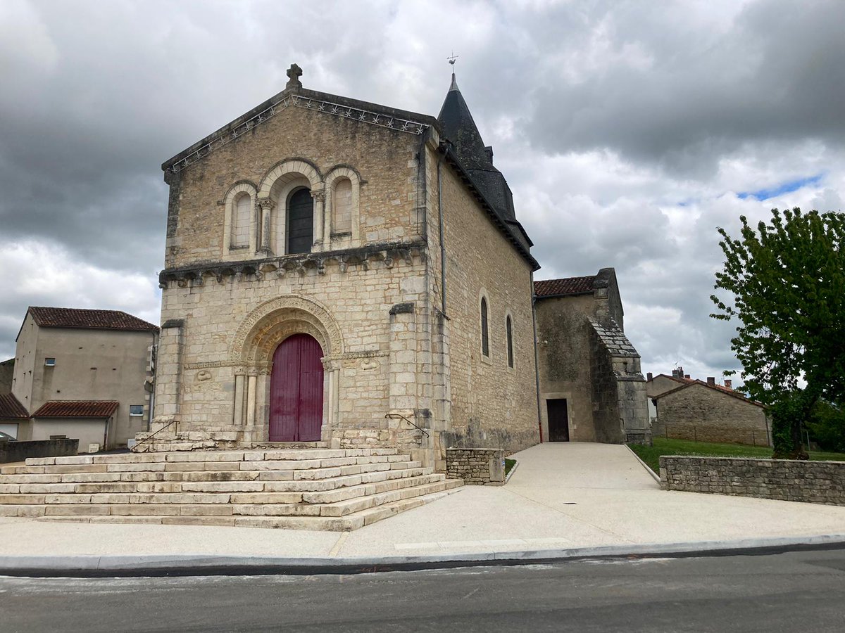 L’Etat soutient le retour du commerce en ruralité. 📍 À #Genouillé, @Prefet86 a visité avec l’équipe municipale le site qui accueillera un futur café-commerce multiservice. ✅️ Avec le Fonds Vert, l’Etat a financé les travaux à venir de cette friche ainsi que l’aménagement et…