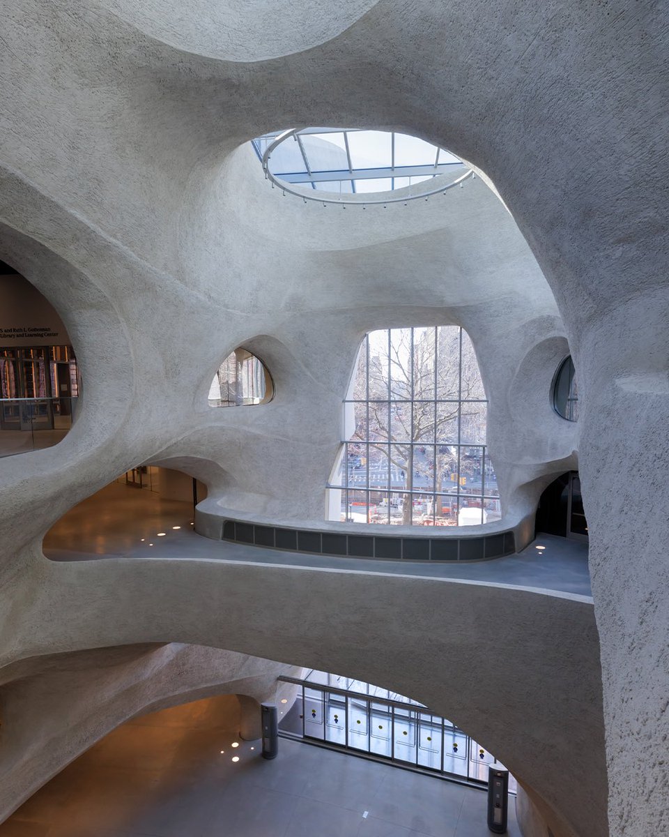 American Museum of Natural History Richard Gilder Center, the inspiring work of @studiogang, evokes a sense of wonder. Located in Theodore Roosevelt Park, New York, the building offers a visual link with its undulating stone facade. 📸 Iwan Baan Tap the 🔗 link to learn more…