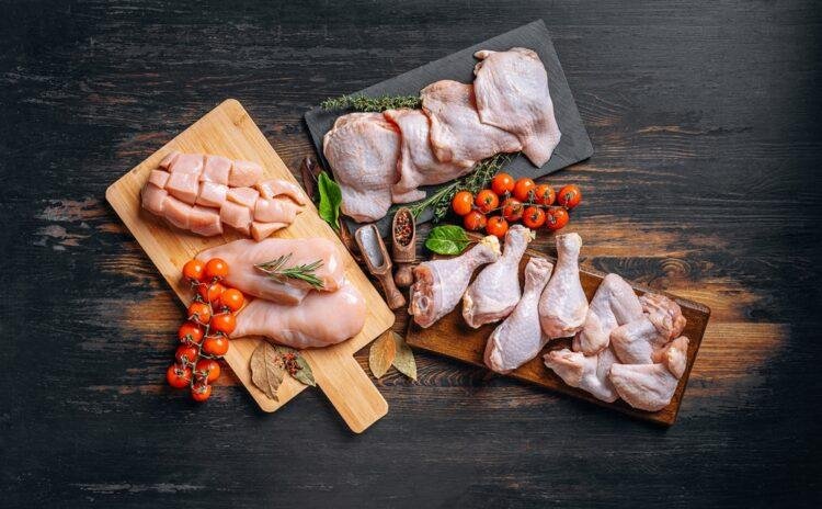 Üretimi arttı, ihracatına yasak geldi ama vatandaş yine de tavuk eti alamıyor.! Yılın ilk ayında tavuk eti üretimi yüzde 10 arttığı halde kişi başına tavuk eti tüketim miktarı aylık 1,78 kiloya düştü. Yani üretim artışında tüketici lehine bir gelişme olmadı.