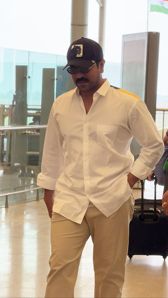 Global star @AlwaysRamCharan makes a statement at the airport en route to #GameChanger shoot. 😎🔥

#GlobalStarRamCharan 
#RC #RamCharan #GameChanger #RC16 #RC17 
#rcrcrcramcharan
@AlwaysRamCharan