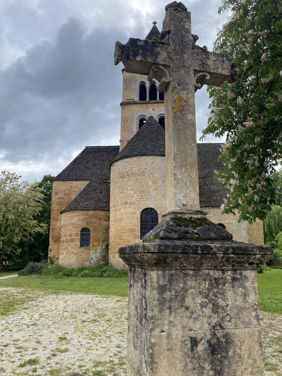 Saint Leon sur Vezere hier après midi en #Dordogne Église Romane Saint Léonce