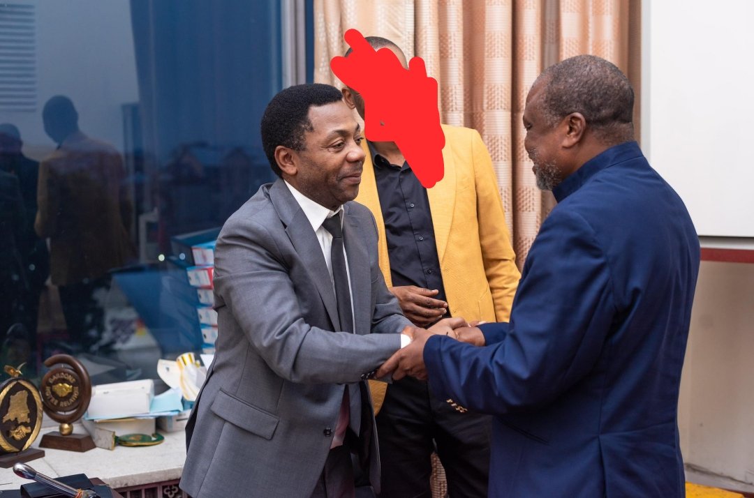 24H après son élection à la tête de l’Exécutif provincial du Kwango, le nouveau Gouverneur élu, l’Ir Willy Bitwisila, a été reçu, hier Mardi, par l’Autorité politique de la #CRD, l’hon. pdt @CMbosoNkodia !

En plus des félicitations, des sages conseils lui ont été prodigués.