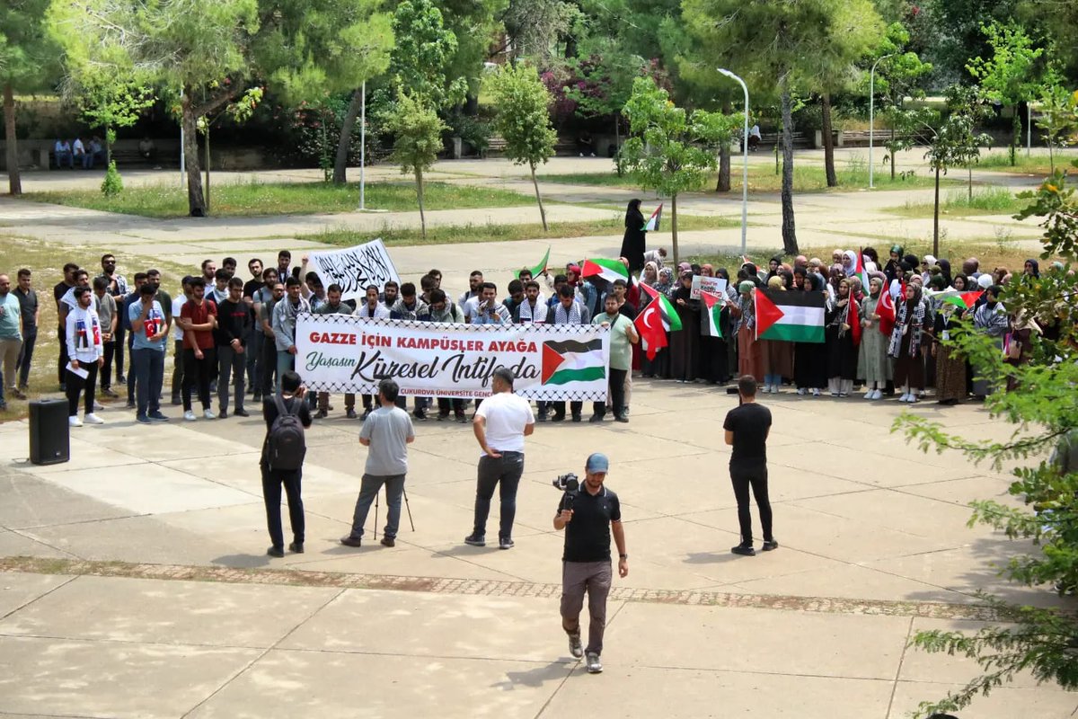 'Gazze İçin Kampüsler Ayağa! Yaşasın Küresel İntifada' ABD'deki üniversitelerde yapılan Gazze'ye destek gösterilerini destekleyen Çukurova Üniversitesi öğrencileri, Gazze eylemlerine katılan öğrenci ve akademisyenlere uygulanan polis şiddetine tepki gösterdi. Çukurova…