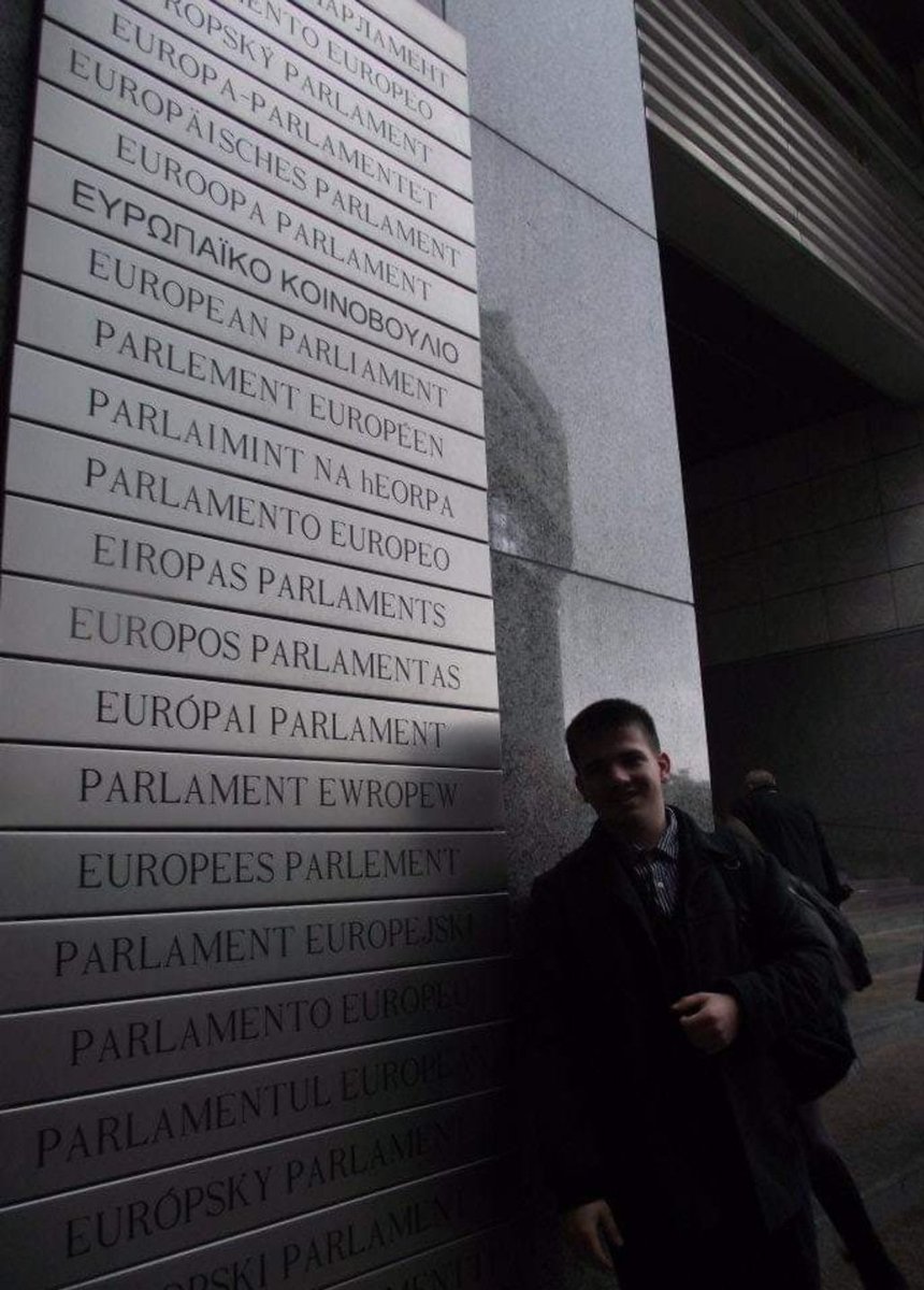 🇪🇺 I was not born an #EU citizen, but I am thankful to have joined the European family 20 years ago. The EU is at the crossroads, but we need to strive to make it stronger and more united to realize its overarching goal: peace 🕊 📸: Brussels 2011 👼