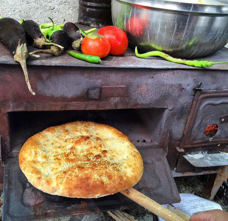 Kıymetli olan ile pahalı olanı ayıramayan insandan, bir adım dana uzaklaşmalı.