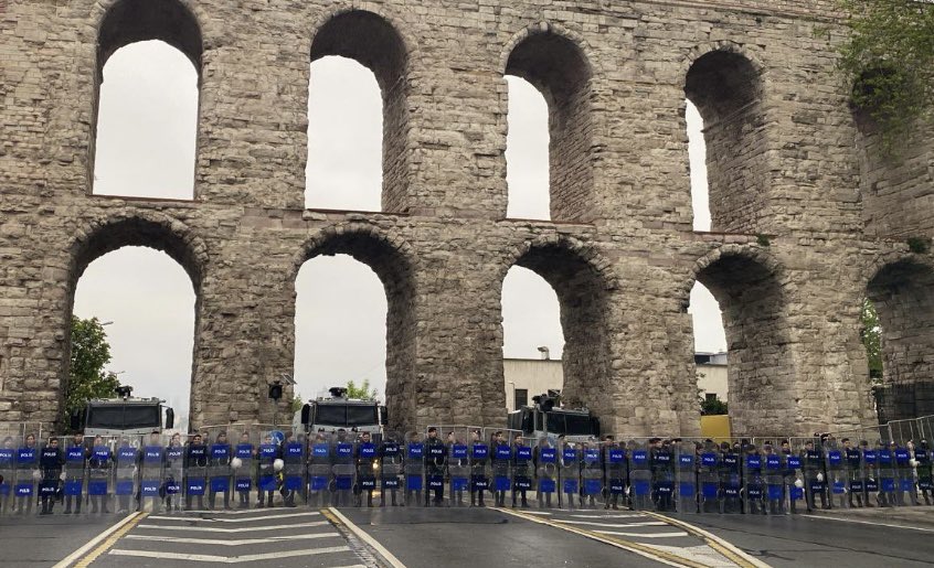 Korkmayın, halkız biz, sizin halkınız. Önce adını yasakladılar olmadı, sonra gösterileri yasakladılar yine olmadı, şimdi Taksim'i yasaklıyorlar, yine olmayacak. Yaşasın 1 Mayıs...