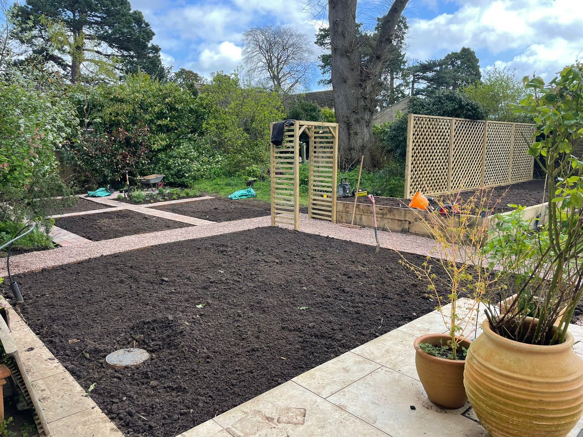 A recent design & build garden in #Cheltenham. We had to work around protected trees so used non-invasive minimum dig methods. The space is divided with seating & a raised bed.

The @ForestGardenLtd arch will have roses and clematis and set off by a yew hedge. 

#GardenDesigner