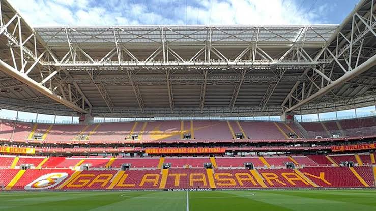 Galatasaray'a 6 milyon dolar ek gelir! Sarı kırmızılı yönetim, loca sayısını arttırdı. RAMS Park'ta 198 olan loca sayısı, 221'e çıkartıldı ve sarı-kırmızılı kulübün kasasına bu hamleyle 6 milyon Dolar daha girdi. [Sabah]