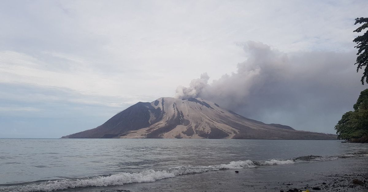 Evacuation continues following Indonesia's Ruang volcano eruption reut.rs/49Zw2Dk