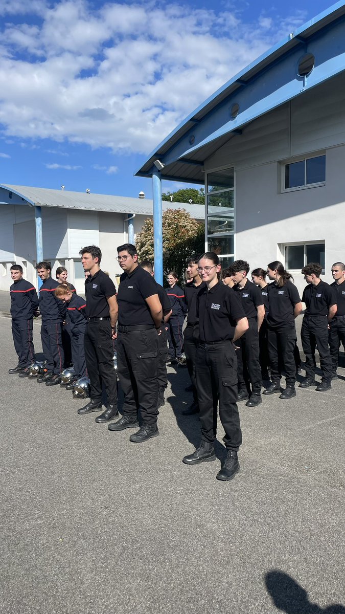 phlescarret's tweet photo. Remise des brevets et attestations aux nouveaux #sapeurspompiersvolontaires et aux #cadets de la sécurité civile de #mourenx. #biendansmonlycee #engagement #sdis64 https://t.co/84uvT2qTcx