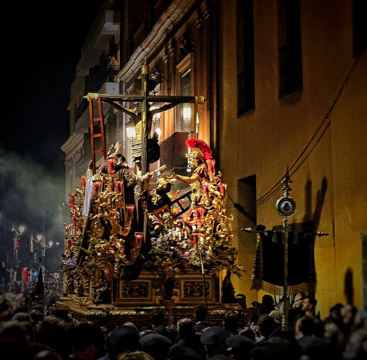 Que bonito es siempre la trasera de un paso. <a href="/BandaCenturia/">Banda Centuria Macarena</a> <a href="/HdadBuenFin/">Hdad. Sacramental del Buen Fin</a>