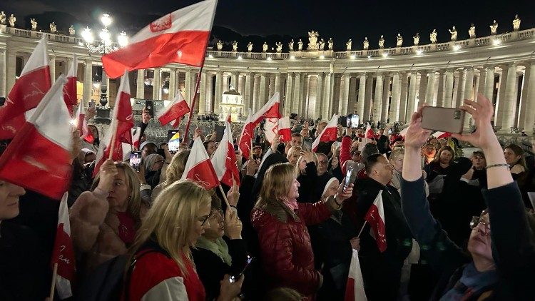 Vatican City Vigil Marks 19th anniversary of John Paul II Death 
The Polish Pope passed away on April 2, 2005, was beatified on May 1, 2011, and canonized on April 27, 2014.
Vatican City (04/03/2024 12:20, Gaudium Press) O... gaudiumpress.ca/?feed_id=80753 #Newsdeskinbox #Rome #19tha...