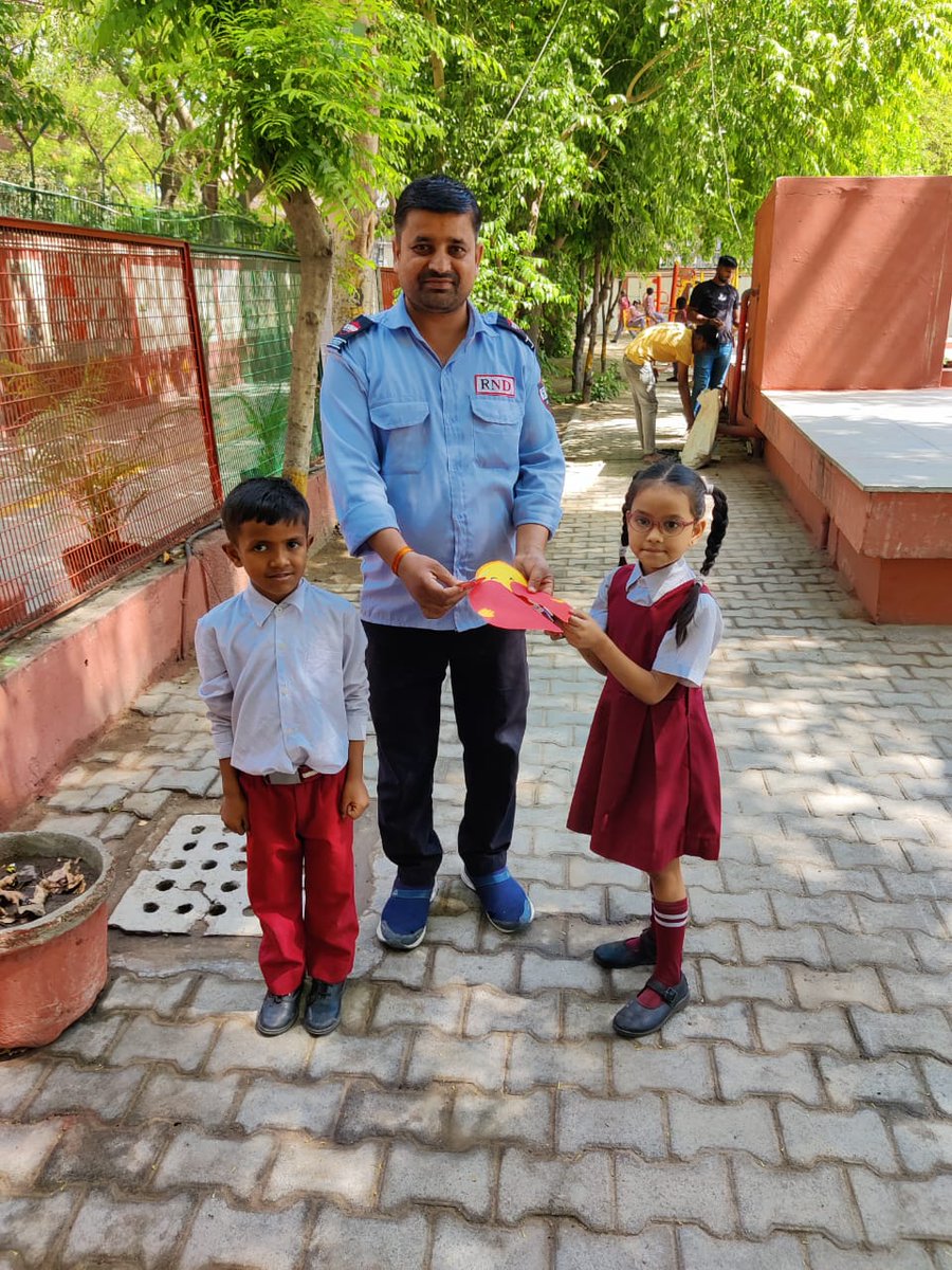 HeenaGoel12's tweet photo. Our kids are celebrating International Labour's Day ☺
Our kids are very excited. They bring 🍫 and make 'thank you' cards .They said thank you for help❤
Our helpers are overwhelmed by the gesture of kids
@Dir_Education @DSTF_2020 @LetsTalkEdun @karshan01 https://t.co/DGM5cx4DTF