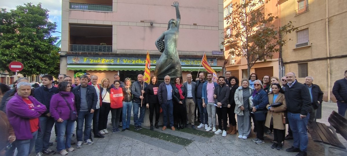 Acabem l'acte del #1rMaigCCOO a #Reus <a href="/reus_cat/">Ajuntament de Reus</a> amb l'ofrena floral a la plaça de la Dona Treballadora de #Reus <a href="/CCOO/">Comisiones Obreras</a> #1MCCOO  #PlenaOcupacio #PlenoEmpleo <a href="/ccoocatalunya/">CCOO de Catalunya</a>