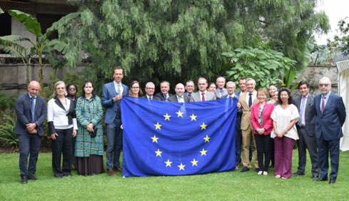 20 years in the European Union 🇪🇺! Congrats to 🇵🇱 🇨🇿 🇸🇰 🇨🇾 🇲🇹 🇪🇪 🇱🇹 🇱🇻🇸🇮 🇭🇷 for a proud membership to 🇪🇺 Worth planting a commemorative tree symbolising us Europeans growing together, united in diversity. @euineth @euatua #TeamEurope