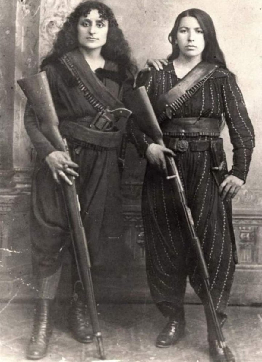 1915'de Hınçak kadın komiteciler. Kocaları ile birlikte komşuları olan Müslüman Türkleri, çoluk çocuk demeden katleden vicdansızlar. PKK'nın kadın yapılanmasının 1915 versiyonu... Alıntı Fatih Altun (Olaylar ve Tanıklıklarla Atatürk)
