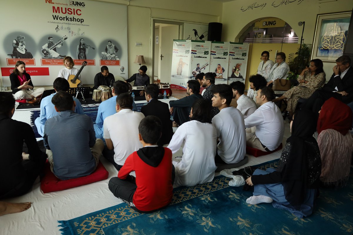 Music is a universal language connecting different cultures🎶🎻🪘🎸💙 Thanks to the kind support from @NLinPakistan & @RungSMA Pakistani & Afghan students came together to learn basic techniques of musical instruments including tabla & sitar, widely played in both countries.