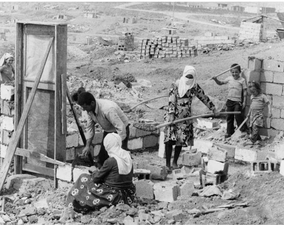 İstanbul'da çoluk çocuk gecekondu ev yapılan yıllar, 1977.
