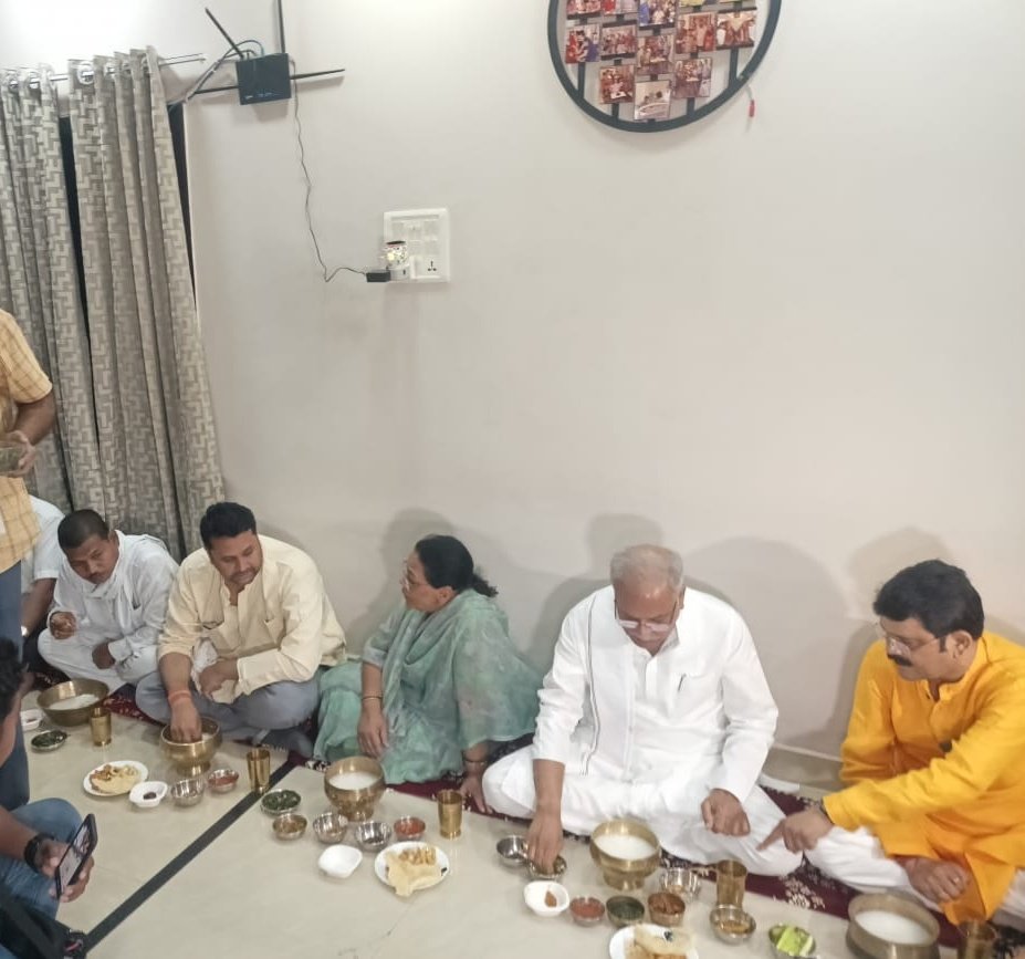 श्रमेव जयते 🙏 पूर्व विधायक श्री प्रकाश नायक जी के घर में, पूर्व मुख्यमंत्री श्री भूपेश बघेल जी और कार्यकर्ता साथियों के साथ बोरे बासी खाकर श्रमिक दिवस मनाया।