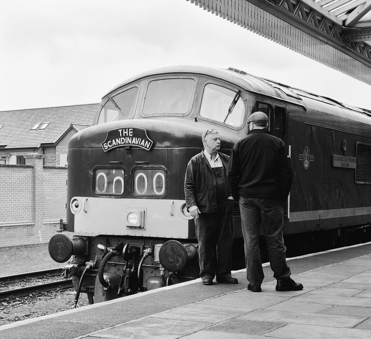#MidWeekPeak #MidWeekMono D123 'Leicestershire and Derbyshire Yeomanry' and her crew await the next departure from Loughborough station. @GcrGreat