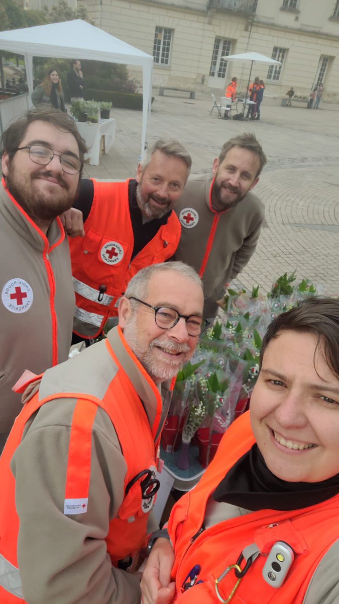 CRFCLAMART's tweet image. Le 1er mai rime avec Muguet. En nous achetant ces quelques fleurs, vous participerez au financement des activités de secourisme et aux actions sociales de la Croix-Rouge de Clamart (matériel pour les ambulances, kits pour les maraudes etc). @villedeclamart @croixrouge92 🌹🥀🌸💐