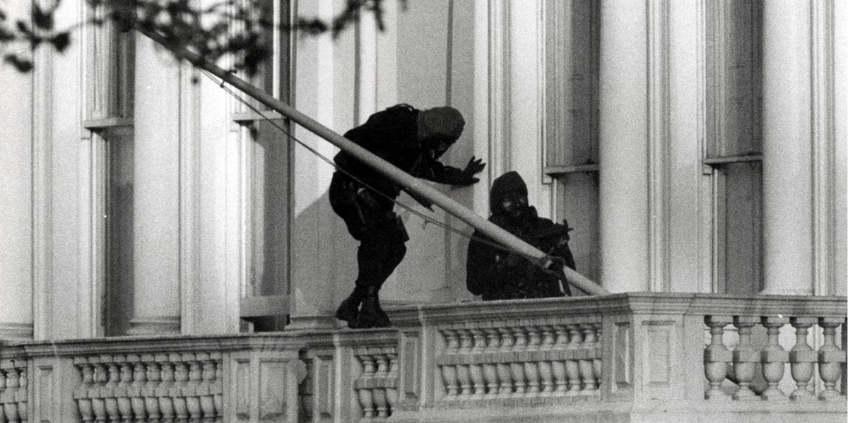 Newly discovered photo of the SAS delivering Açai bowls, avocado toast and tofu after the terrorists demanded food during the 1980 Iranian embassy siege in London