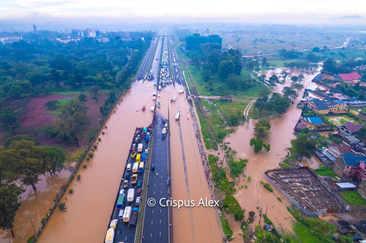 Flood and Traffic Alert: Current state along Thika Road between Kahawa Sukari and Kenyatta University 🎥 Crispus Alex