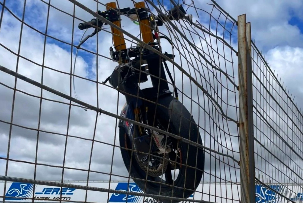 По следам тестов IRTA MotoGP в Хересе: Аи Огура сломал пополам свой Boscoscuro Moto2
motogonki.ru/motogp/1-05-20…