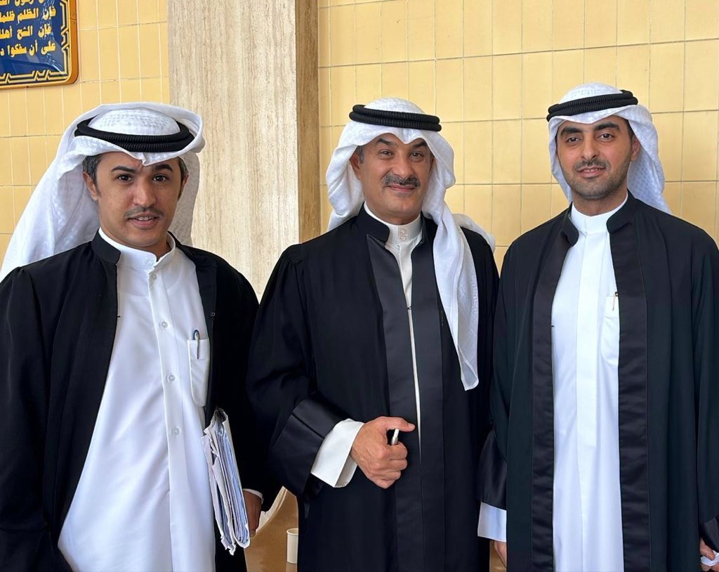 Almirjah's tweet photo. جمعتنا الصدفة قبل قليل في #قصر_العدل امام #محكمة_الجنايات مع الاساتذة #محمد_منور والاستاذ #علي_الصابري ويمثلون هيئة الدفاع عن المتهم #مساعد_القريفة ولا شك انه في ايدي امينه ،، امام قضاءنا العادل النزيه ،، و نتمنى لهم التوفيق في اداء رسالتهم السامية في نصره المظلوم ،، https://t.co/lDYHvj7aAv