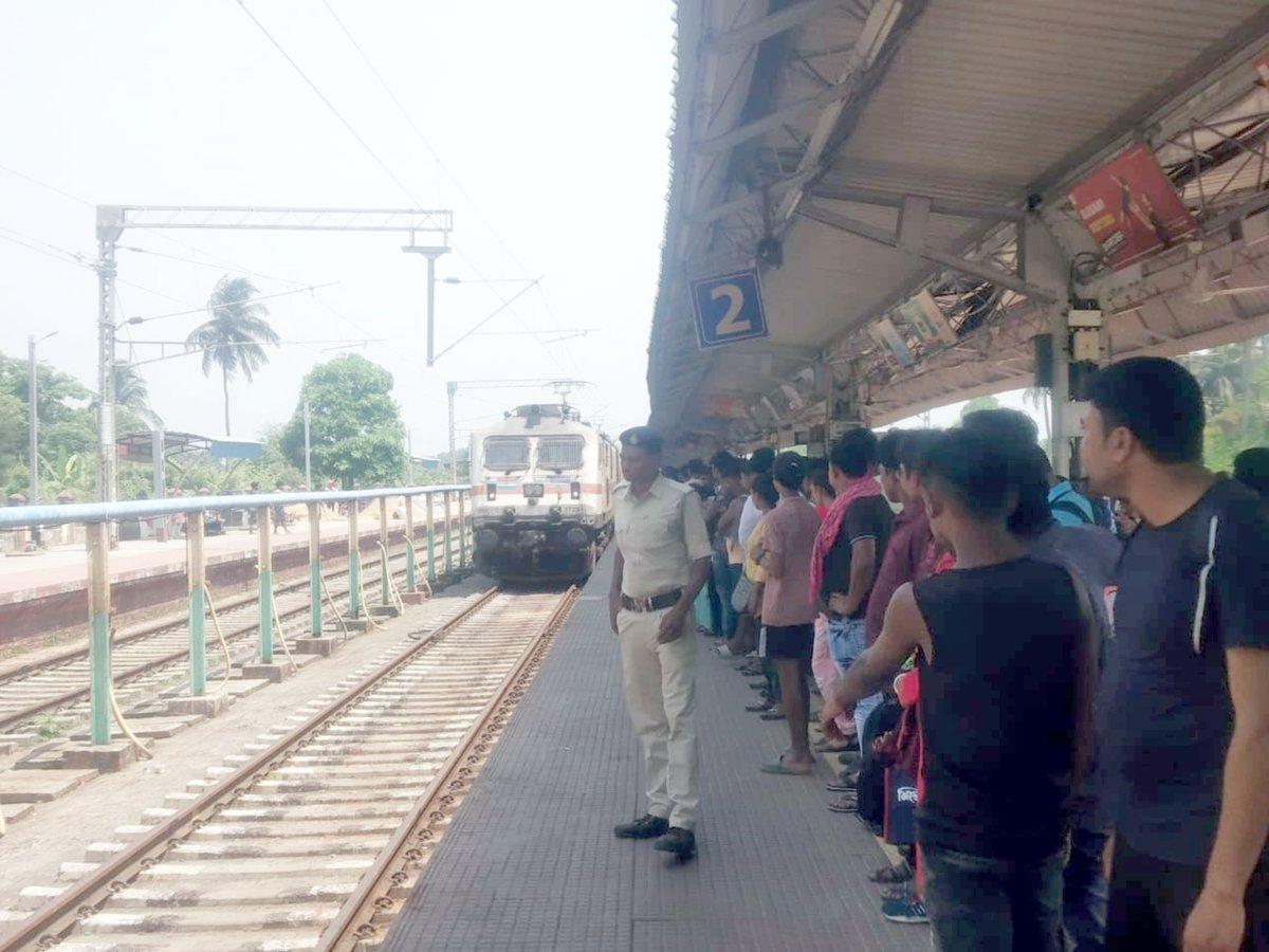 Crowd Management by RPF personnel during the summer rush at Digha station of SER #ser #indianrailways