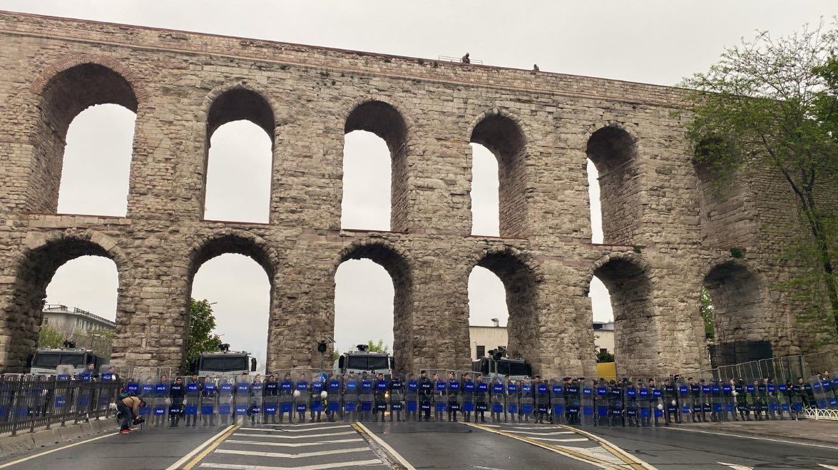 Uluslararası Sendikalar Konfederasyonu’na (<a href="/ituc/">ITUC</a> ) göre, dünyada çalışma şartları en kötü 10 ülkeden 1’iyiz. Avrupalı hiçbir emekçi bizden daha fazla çalışmıyor. Bizden az kazanan da pek az. Sorunlar saymakla bitmez… Sorunun kök nedenini de ekteki fotoğrafta aramak gerekir.