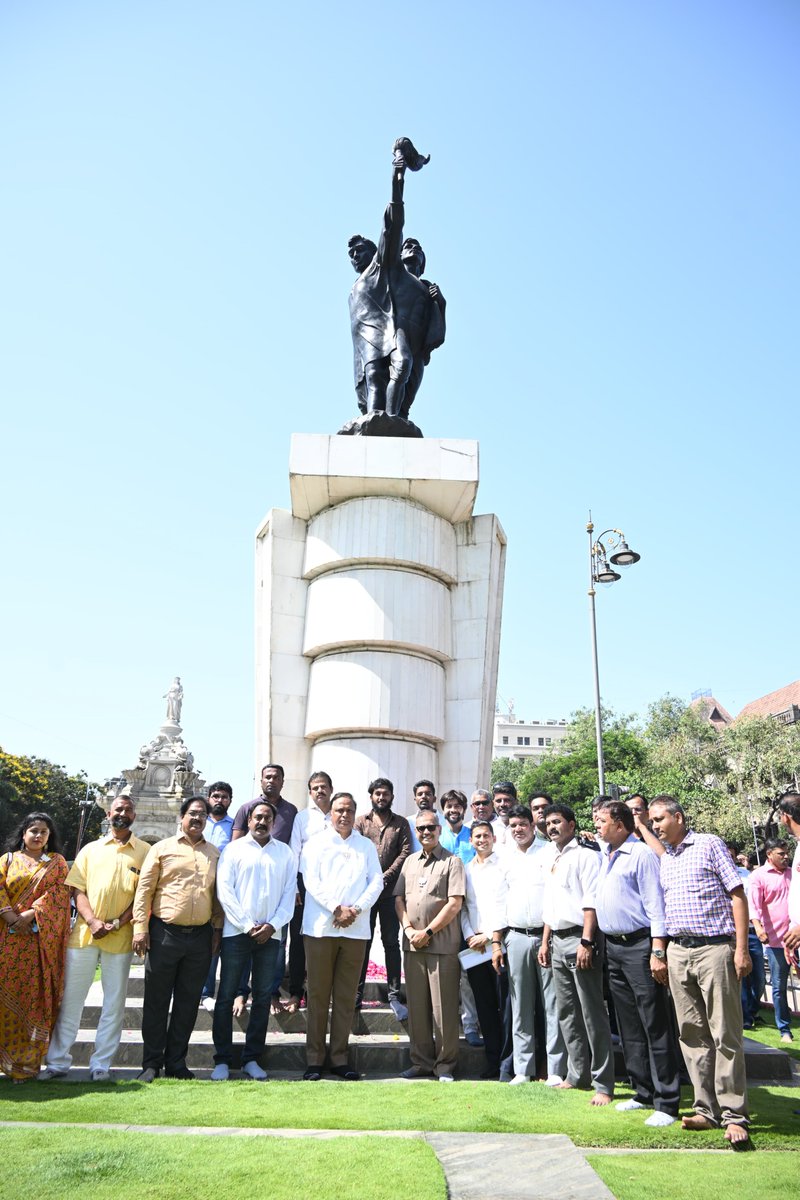 संयुक्त महाराष्ट्रासाठी आयुष्य वेचणाऱ्या हुतात्म्यांना कोटी कोटी नमन.. महाराष्ट्र दिनाच्या शुभेच्छा. #mumbaichayoddha #BJP #RPI #Shivsena #NCP #Mahayuti #AbkiBaar400Paar