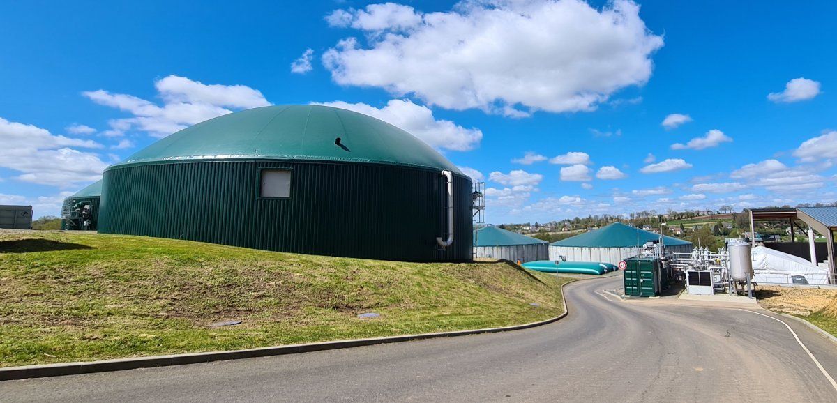L'unité de production de biogaz située dans la commune de Sainte-Cécile a été inaugurée jeudi 18 avril et couvre les besoins de 2000 foyers buff.ly/3y5Ube0 #methanisation #biogaz #dechets #recyclage #transitionenergetique