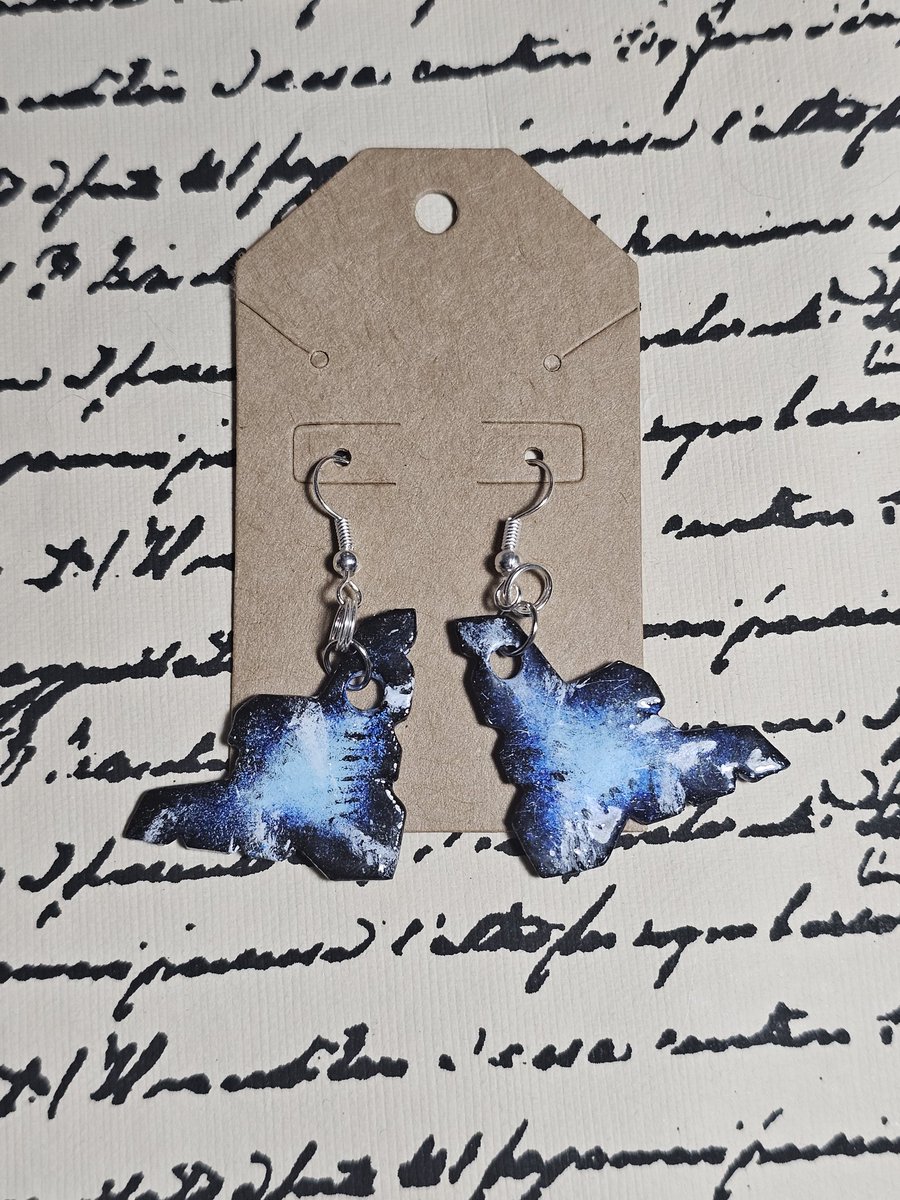 Minnie_draws's tweet photo. Most recent pare of nightwing Earings I've made for a customer ✨️
#nightwing #dccomics #LabourDay https://t.co/pO1Q44M9ot