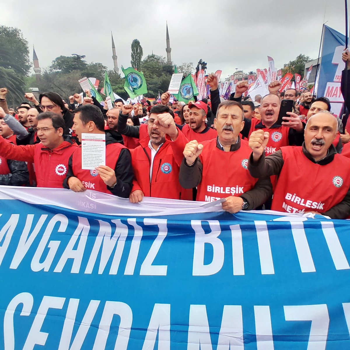 Sendikalar Saraçhane'de toplanmaya devam ediyor. TİP ve Sol Parti gruplarına polisin müdahale ettiği görülüyor. (Foto: Berge Arabian)