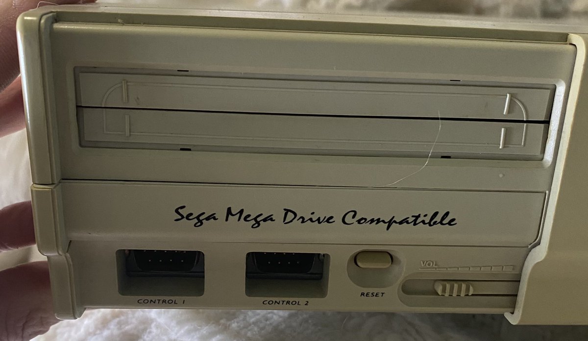 k_yen_team's tweet photo. Déjà la partie pour y brancher le MegaCd, il fallait enlever un cache pour y brancher le fameux câble!!!! On y retrouve la cache rouge de la Megadrive « do not remove » oui en façade c’est plus obscure comme ça!!!! #Amstrad #Sega #MegaPc #retrogaming https://t.co/QpjtGpX6CV