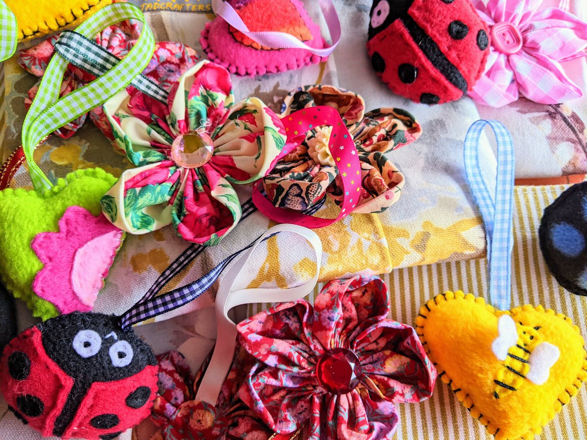 tadcrafters's tweet photo. 19 personal effects bags and some extra charms have gone off to @stgemmashospice today to sensitively return belongings to bereaved relatives. All sewn from donated fabrics by our volunteers. #tadcaster #volunteersmakeadifference https://t.co/9QDpkWzejJ